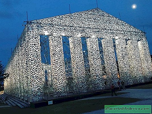 El artista creó un Partenón griego de tamaño completo a partir de 100.000 libros prohibidos.
