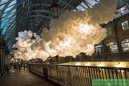 100 000 ballons à l'intérieur du marché de Covent Garden à Londres. C'est irréaliste beau!