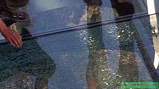 المسار الزجاجي ، الذي يقع على ارتفاع 1000 متر فوق سطح الأرض ، تصدع تحت أقدام السياح!