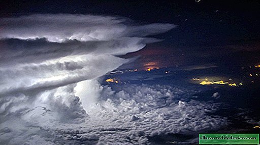 The pilot flew over a thunderstorm at an altitude of 11,000 m and took a picture that shook the network!