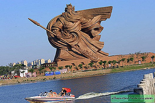In China introduceerde een episch standbeeld van de god van de oorlog met een gewicht van 1320 ton