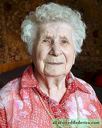Der Fotograf porträtierte Russen, die 1917 geboren wurden und ihren 100. Geburtstag feierten.