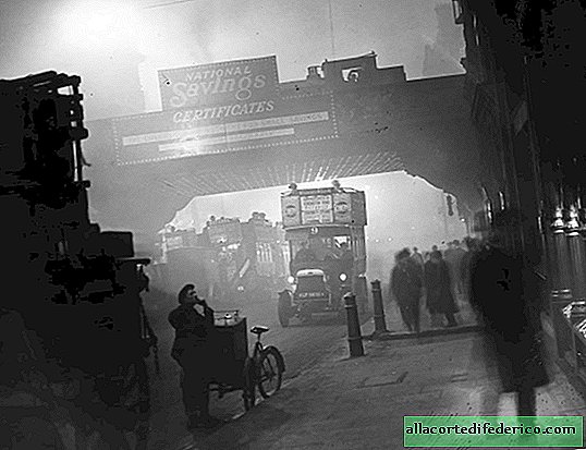 ภาพถ่ายขาวดำที่น่ากลัวของลอนดอนจมอยู่ในหมอกในช่วงต้นศตวรรษที่ 20