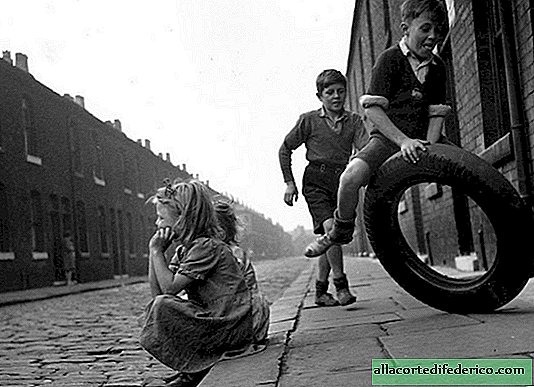 20 old street shots about the life of children in Britain in the middle of the last century
