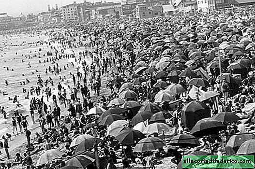 20 cool retro shots of how you relaxed on the beaches in the 30s