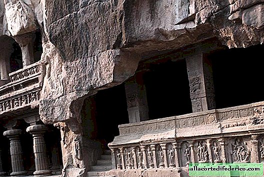 Jaskyne Ellora v Indii: do skál vytesaných 34 nádherných chrámov
