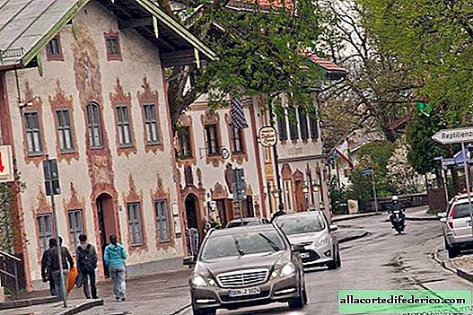 35 foto's van het bergdorp Oberammergau, waarin elk huis een schilderij is