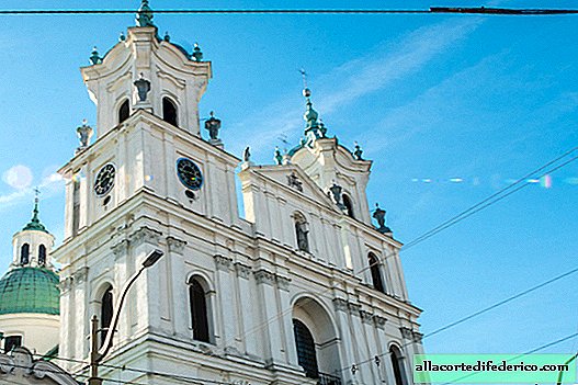 الساعة العتيقة للكاتدرائية في البيلاروسية جرودنو ، التي عمرها أكثر من 400 عام