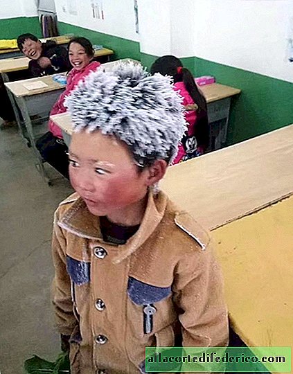 Un garçon chinois marchait à 5 km de l'école en gelée à 9 degrés