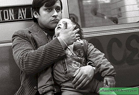 Foto-foto penumpang subway New York tahun 70-an menunjukkan era sebelum smartphone