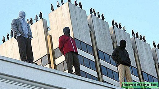 84 sculpturen gewijd aan het probleem van zelfmoorden van mannen verschenen op een gebouw in Londen