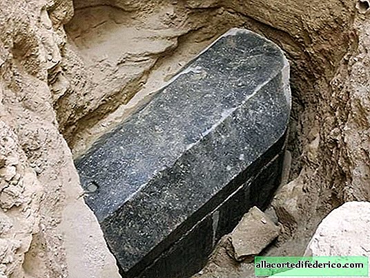 Archaeologists have discovered in Egypt a mysterious huge black coffin