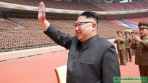 Manden, der griner: strålende Kim Jong-un på billederne af officiel propaganda