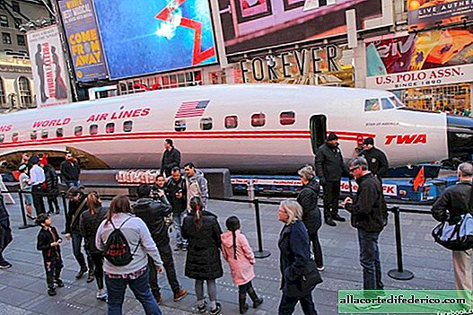 What makes a large passenger airliner in downtown New York
