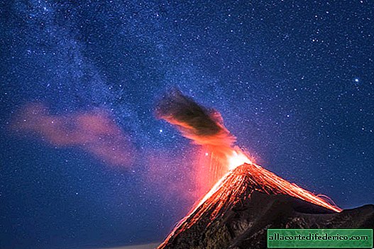 Guatemala'daki Samanyolu'nun altındaki bir volkanın patlamasını yakalamayı başardı.
