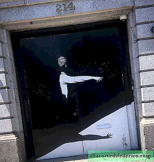 Un fotógrafo toma fotos de las puertas de Nueva York, desde lujosas hasta cubiertas de graffiti