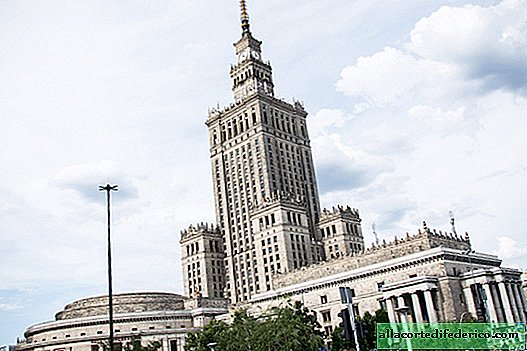 Jättiläinen muistomerkki Neuvostoliitolle Euroopan keskustassa