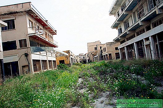 Geisterstadt in Zypern: leere moderne Hotels und Stacheldraht