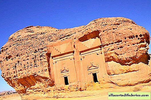 Hegra: starobylé mesto Nabataean vytesané do skál uprostred púšte