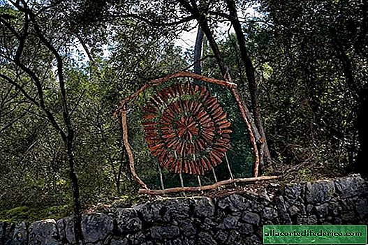 El artista vivió en el bosque durante un año, transformándolo con sus esculturas místicas.
