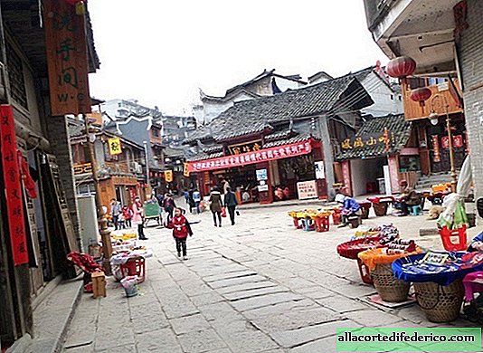 Kiinalainen kaupunki Fenghuang, joka näyttää samalta kuin seitsemänsataa vuotta sitten