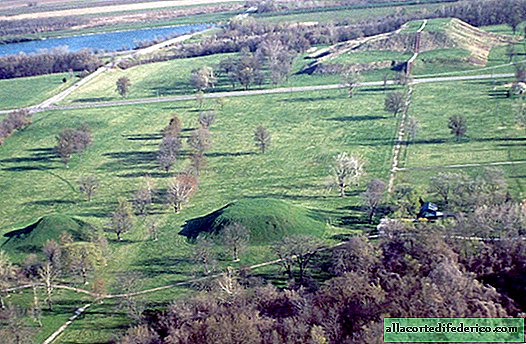 Who built the huge earthen pyramids in the US state of Illinois