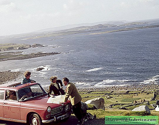 Zraki prijaznosti in topline: Irska na fotografskih razglednicah Johna Hinda in njegovih učencev
