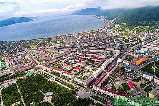 Magadan von oben: eine raue Stadt am Meer