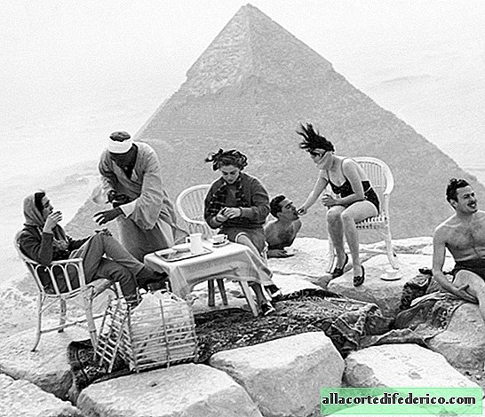 Au sommet d'un miracle du monde: rétrographes de touristes sur les pyramides de Gizeh