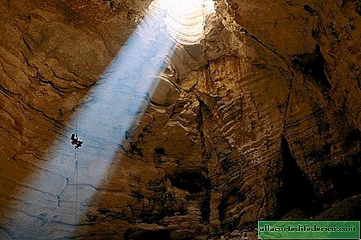 ภาพถ่ายที่น่าเหลือเชื่อของถ้ำ Krubera ในคอเคซัสซึ่งน่าทึ่งในระดับความลึก