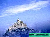 Ilha da fortaleza de Mont Saint-Michel. Única "pirâmide no oceano"