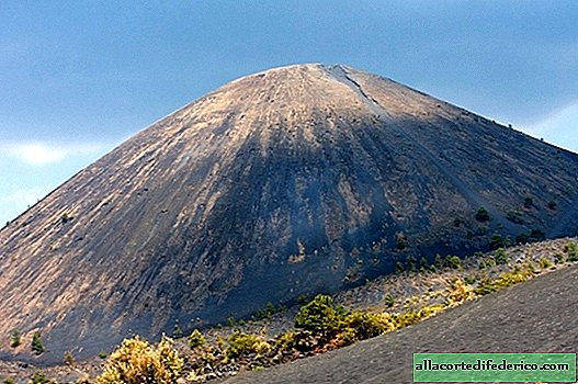 Parikutin je mogočen vulkan, ki raste iz majhne luknje v koruznem polju