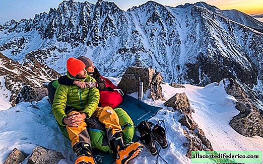 Look how a couple in love lives, which is simply obsessed with mountains!