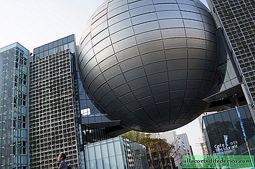 Satriecošais zinātnes muzejs Nagojā, kur atrodas lielākais planetārijs pasaulē