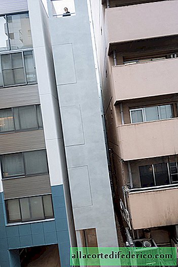 Densité accrue: maison super hantée sur l'allée de Ginza au Japon