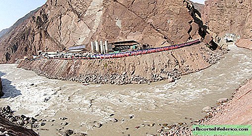 Registra la costruzione a lungo termine nelle montagne del Tagikistan: la prima turbina è stata lanciata nella stazione idroelettrica di Rogun
