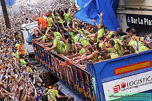 The most fun holiday of "raging tomatoes" - La Tomatina