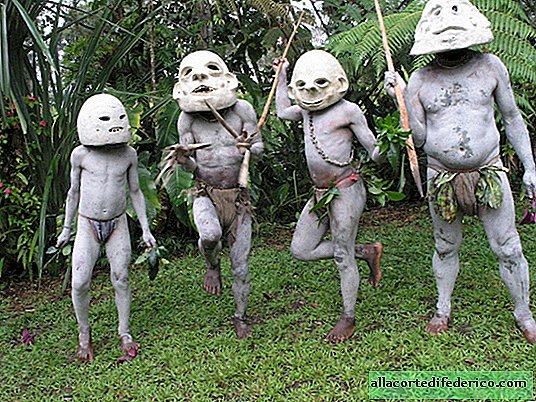 De meest ongewone stam van de ongerepte hoek van de aarde - de "moddermensen" van Nieuw-Guinea