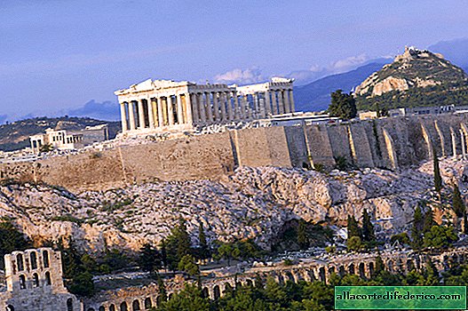 Parthenon's secret: why it did not collapse during powerful earthquakes