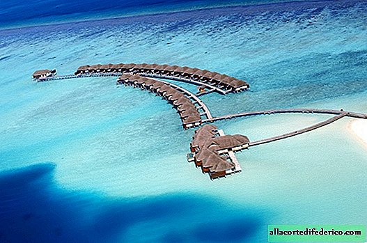Spa Velassaru Maldives - massage in the lagoon of the Indian Ocean