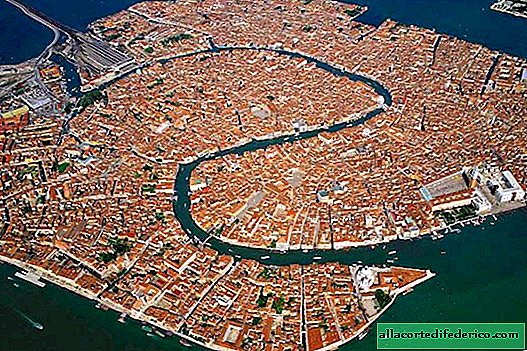 Venice construction: the city was built in the water or flooded later