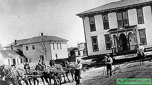 Amazing rare photos about how previously moved whole houses with the help of horses