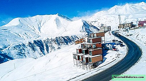 Op bergen geïnspireerd hotel gebouwd uit scheepscontainers in Georgië