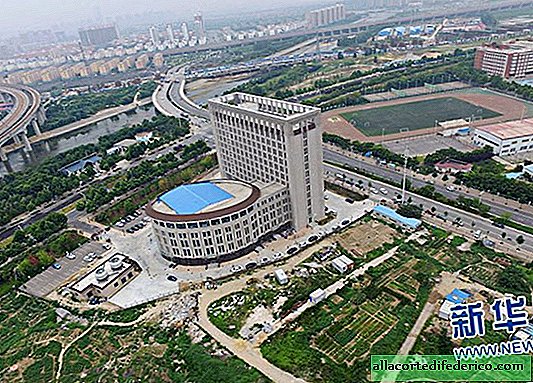 In China een universitair gebouw gebouwd, vergelijkbaar met een gigantisch toilet