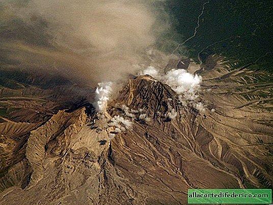 Shiveluch-vulkaan in Kamchatka werd opnieuw wakker en dreigt met een krachtige uitbarsting