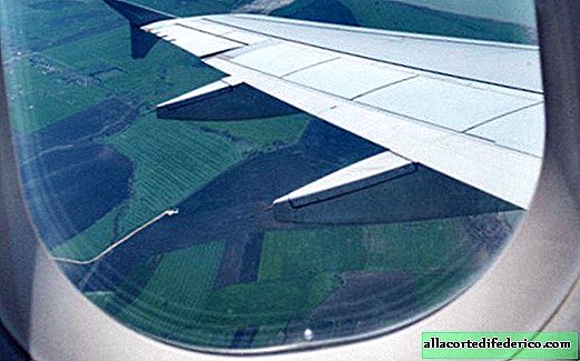Geheimnisvolles kleines Loch im Bullauge eines Flugzeugs