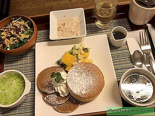 Wanita menunjukkan foto-foto luar biasa makanan yang diberikan di rumah sakit Jepang